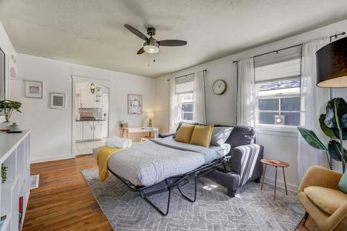 科羅拉多斯普林斯的住宿－Colorado Cottage - Downtown King Scenic，客厅配有床和沙发