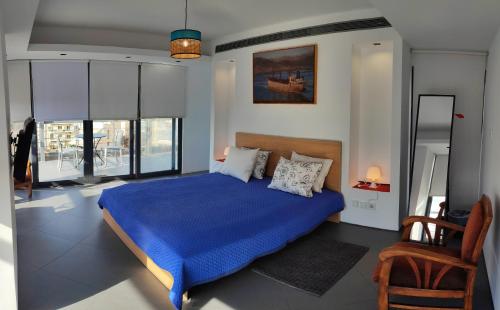 - une chambre avec un lit bleu et une chaise dans l'établissement Kerameikos Spacious Loft, à Athènes