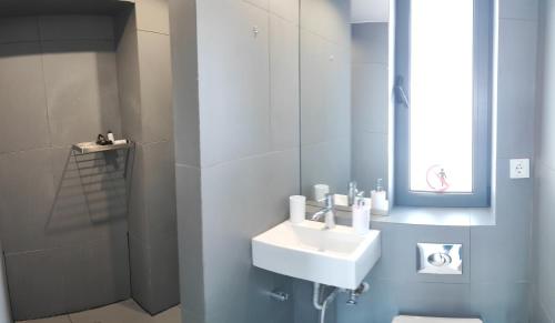 La salle de bains est pourvue d'un lavabo et d'un miroir. dans l'établissement Kerameikos Spacious Loft, à Athènes