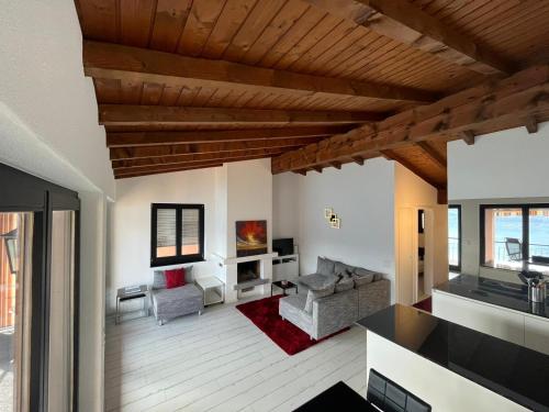 ブリッサーゴにあるCasa Malpensata App 6363の木製の天井のキッチン&リビングルーム