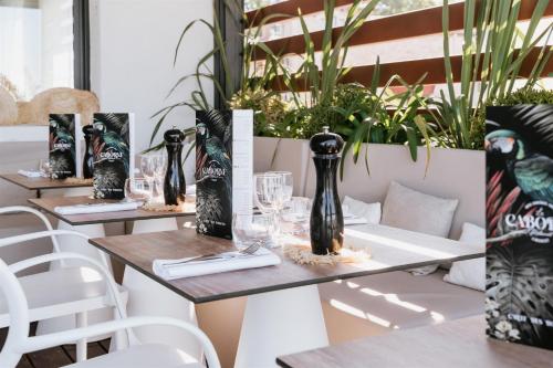 ห้องอาหารหรือที่รับประทานอาหารของ Hotel-Restaurant La Caborne