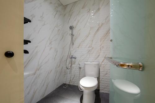 W łazience znajduje się prysznic i toaleta. w obiekcie Cove Tripuri House Bali w mieście Denpasar