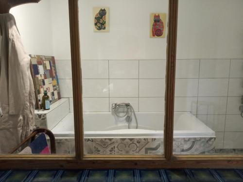 Ένα μπάνιο στο Chambre d'Hôtes La Grenade Bleue
