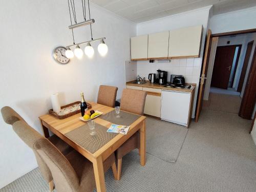 eine Küche mit einem Tisch und einem Esszimmer in der Unterkunft Steinwarder 9 - Haus "Seeschwalbe" ST9 028 Steinwarder 9 in Heiligenhafen