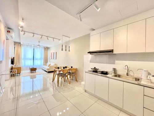 Una cocina o zona de cocina en Gaia Residence, Gamuda Gardens Rawang by Sleepy Bear