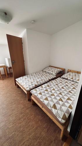 dwa łóżka siedzące w pokoju z w obiekcie Penzion a restaurace U Šidlů 