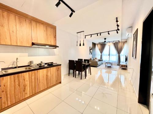 Una cocina o zona de cocina en Gaia Residence, Gamuda Gardens Rawang by Sleepy Bear
