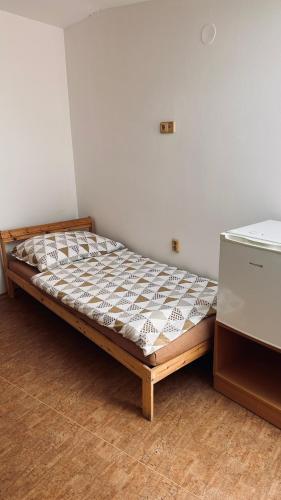 łóżko w narożnej części pokoju w obiekcie Penzion a restaurace U Šidlů 