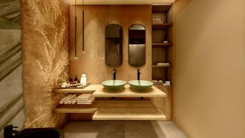 5GreenLuxurieRooms في تورينو: حمام مع حوض أخضر ومرايا