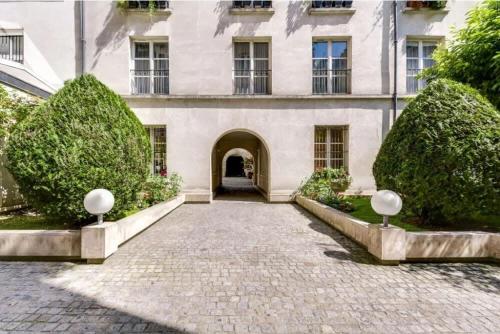 Modern and eclectic 3BD duplex in Le Marais!