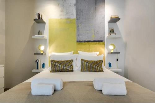 Un pat sau paturi într-o cameră la Modern and eclectic 3BD duplex in Le Marais!