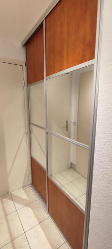 - un dressing avec des étagères en verre et une porte dans l'établissement Proche Gare d'Annemasse, Genève, à Ville-la-Grand