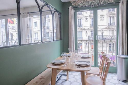 d'une salle à manger avec une table et quelques fenêtres. dans l'établissement Recently renovated 3BD next to Invalides, à Paris