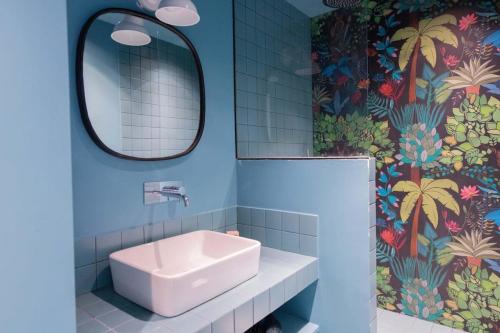 une salle de bain avec un lavabo et un miroir dans l'établissement Recently renovated 3BD next to Invalides, à Paris