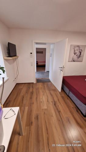 una camera vuota con un letto e un pavimento in legno di Voll ausgestattet, Nähe Heiltherme Bad Waltersdorf 
