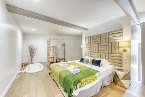 En eller flere senge i et værelse på Montmartre Stylish and bright 3BD with terrace