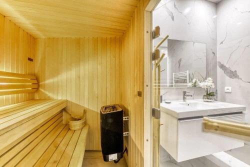 d'un sauna avec un lavabo et des toilettes. dans l'établissement Sacré-Coeur Modern 4BD with sauna for 10 guests!, à Paris