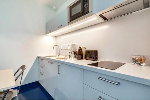 Modern & colourful 3BD for 9 guests in Le Marais!