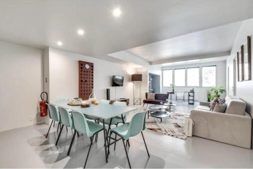 une salle à manger et un salon avec une table et des chaises dans l'établissement Modern and bright 2BD for 11 guests in Le Marais!, à Paris