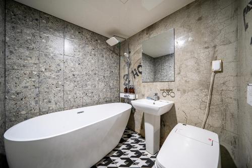 Z Hotel tesisinde bir banyo