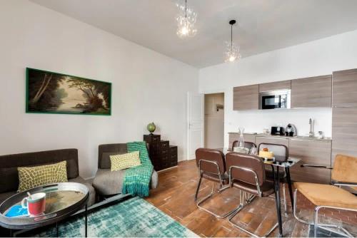 un salon avec un canapé et une table dans l'établissement Renovated 2BD next to Jardins du Luxembourg, à Paris