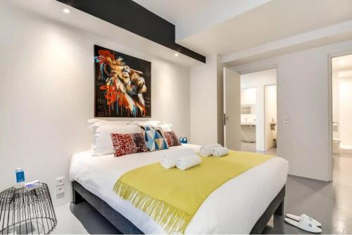 Modern and huge 3BD for 11 guests in Le Marais!