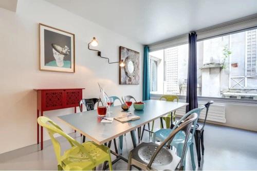 Modern and huge 3BD for 11 guests in Le Marais!