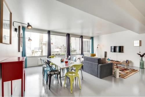 une cuisine et un salon avec une table et des chaises dans l'établissement Modern and huge 3BD for 10 guests in Le Marais!, à Paris