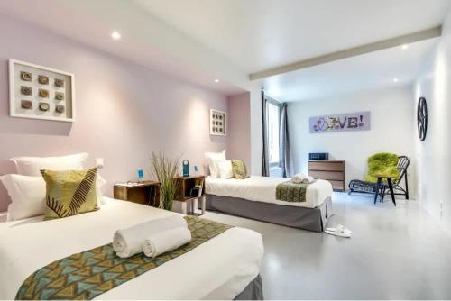 Posteľ alebo postele v izbe v ubytovaní Modern and huge 3BD for 10 guests in Le Marais!