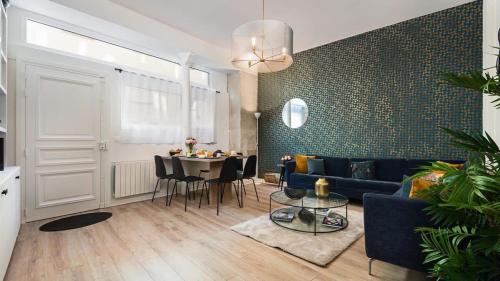 un salon avec un canapé bleu et une table dans l'établissement Panthéon Modern and exclusive 3BD, à Paris
