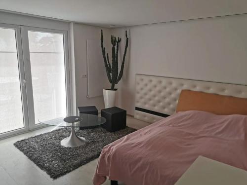 En eller flere senge i et værelse på Komfortables Zimmer in ruhiger Wohnlage, inkl. Tax