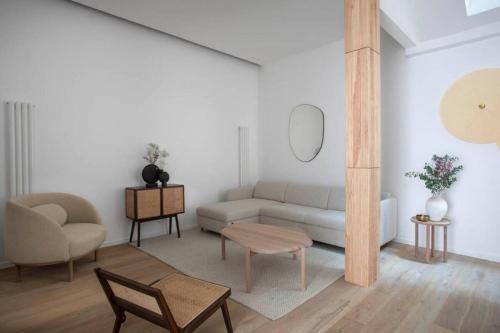 un salon avec un canapé et une table dans l'établissement Tour Eiffel - Champ de Mars Exquisite 3BD 3BTH, à Paris