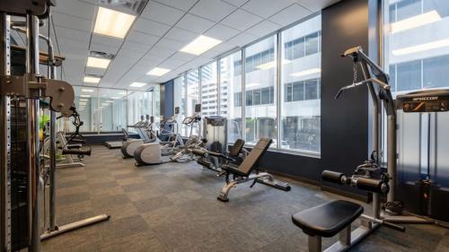 Palestra o centro fitness di Bold CozySuites with gym, roof #6