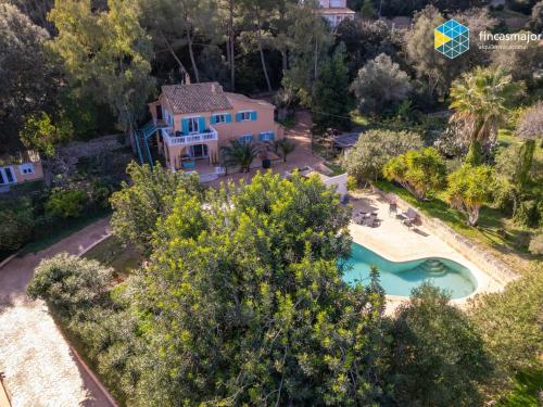 eine Luftansicht eines Hauses mit Pool in der Unterkunft Casa Blanca Casa con piscina en Esporles in Esporles