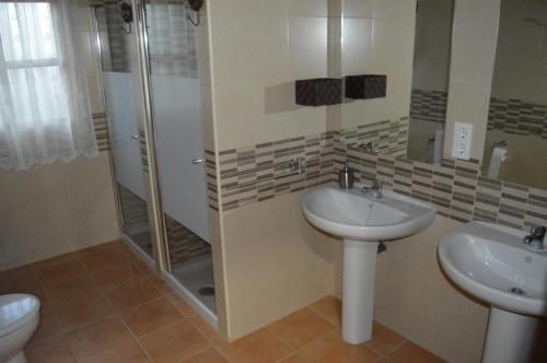 ein Bad mit einem Waschbecken und einer Dusche in der Unterkunft Casa Tita Carmen in Córdoba