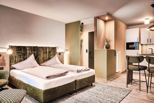 a hotel room with a bed and a kitchen at Luxus Ferienwohnung Mein kleines Edelweiss in Willingen