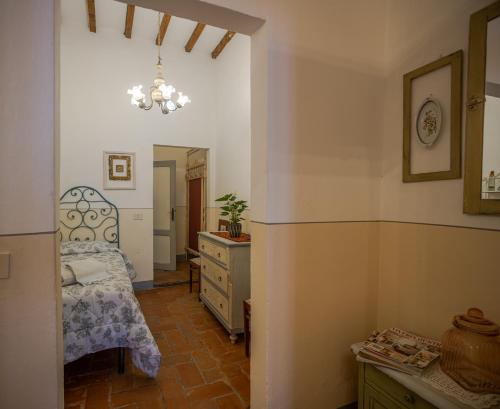 a bedroom with a bed and a dresser at Casa il Castello in Gambassi Terme