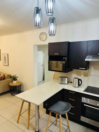 Virtuve vai virtuves zona naktsmītnē A Modern Apartment In Dainfern
