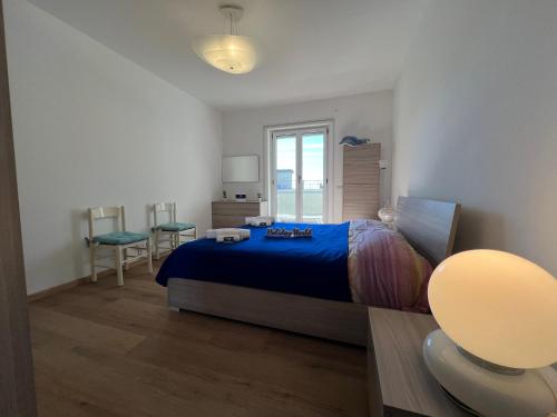 een slaapkamer met een blauw bed en een raam bij House Fanny by Holiday World in Genua