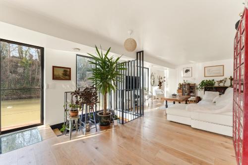 un salon avec un canapé blanc et une table dans l'établissement Péniche, à Issy-les-Moulineaux