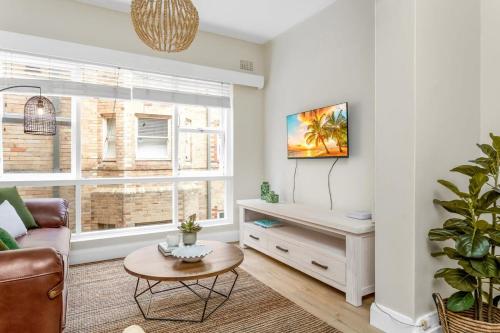 Μια τηλεόραση ή/και κέντρο ψυχαγωγίας στο Spacious 2-Bed Apartment in the heart of Manly