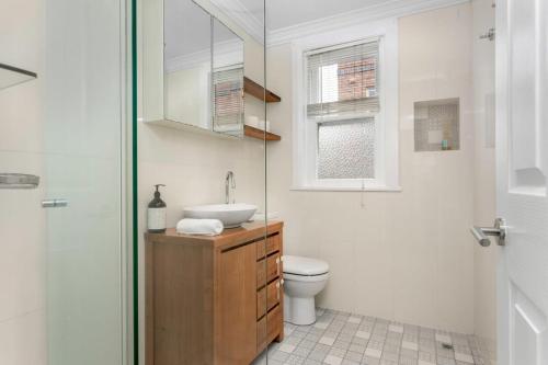 Ένα μπάνιο στο Spacious 2-Bed Apartment in the heart of Manly