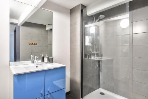 une salle de bain avec un lavabo et une douche dans l'établissement NOCNOC Loft L'atypique - 185m2 Centre de Nantes, à Nantes