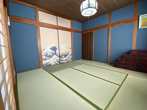 een lege kamer met uitzicht op een golf bij H&H - Vacation STAY 14242 in Kitakyushu