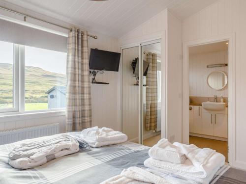um quarto com uma cama com toalhas em 2 Bed in Isle of Skye 75068 em Portree