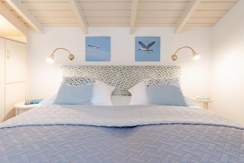sypialnia z łóżkiem z niebiesko-białymi ścianami w obiekcie Annika w mieście Dahme
