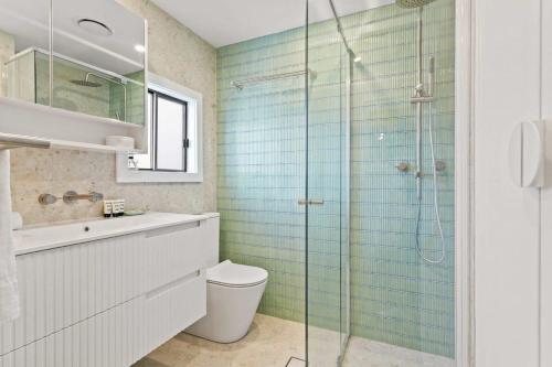 La salle de bains est pourvue de toilettes et d'une douche en verre. dans l'établissement Picturesque 1-Bed Inner City Base, à Sydney