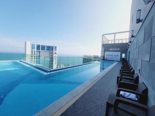 uma piscina no telhado de um edifício em Elbon The Stay em Busan