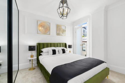 een slaapkamer met een groot bed en een raam bij Superb 3-Bed Victorian Terrace by Darling Harbour in Sydney