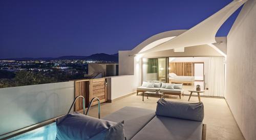 ein Wohnzimmer mit Stadtblick in der Unterkunft St. Nicolas Bay Resort Hotel & Villas in Agios Nikolaos